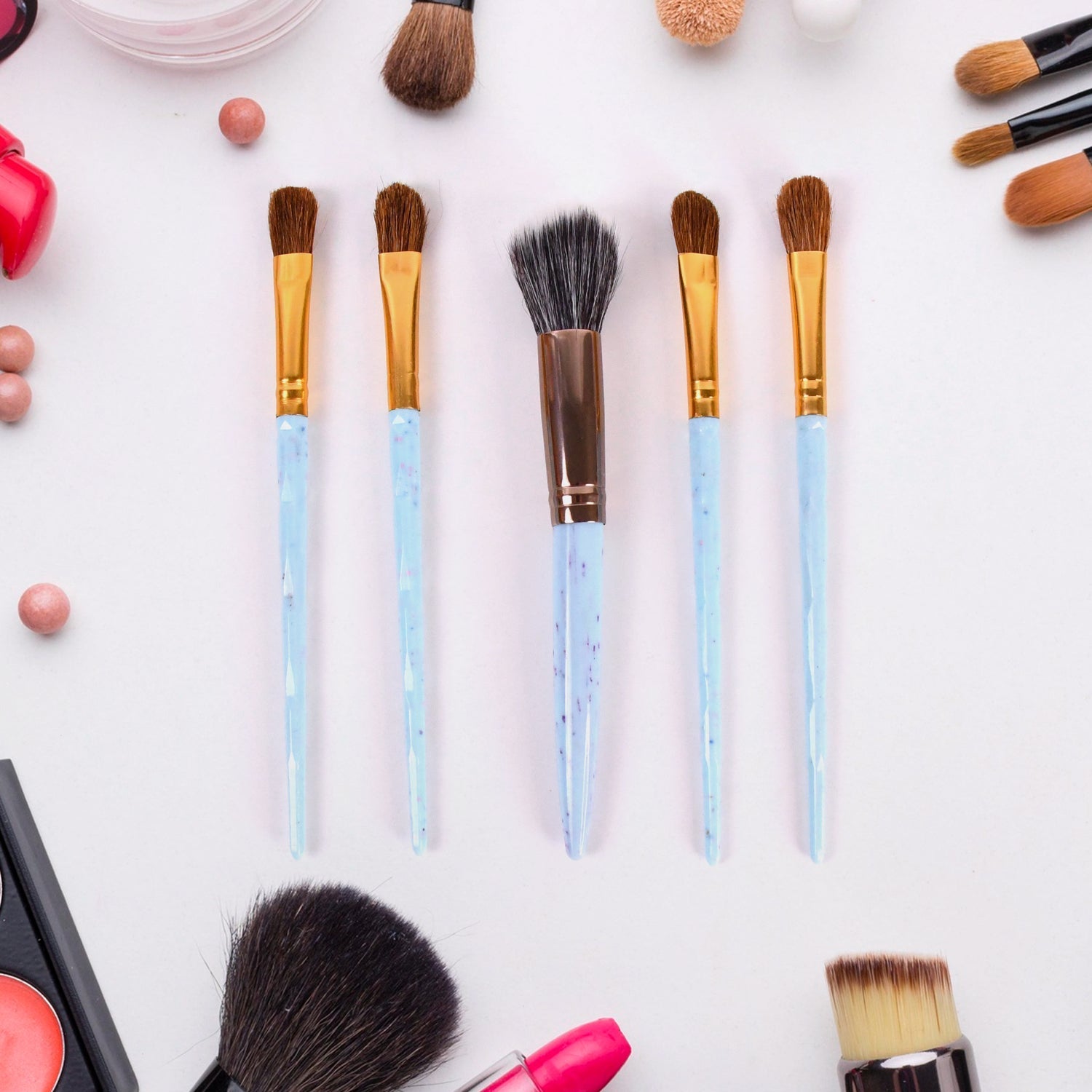 Makeup brushes in the 5pc professional set for perfect eyeshadow blending