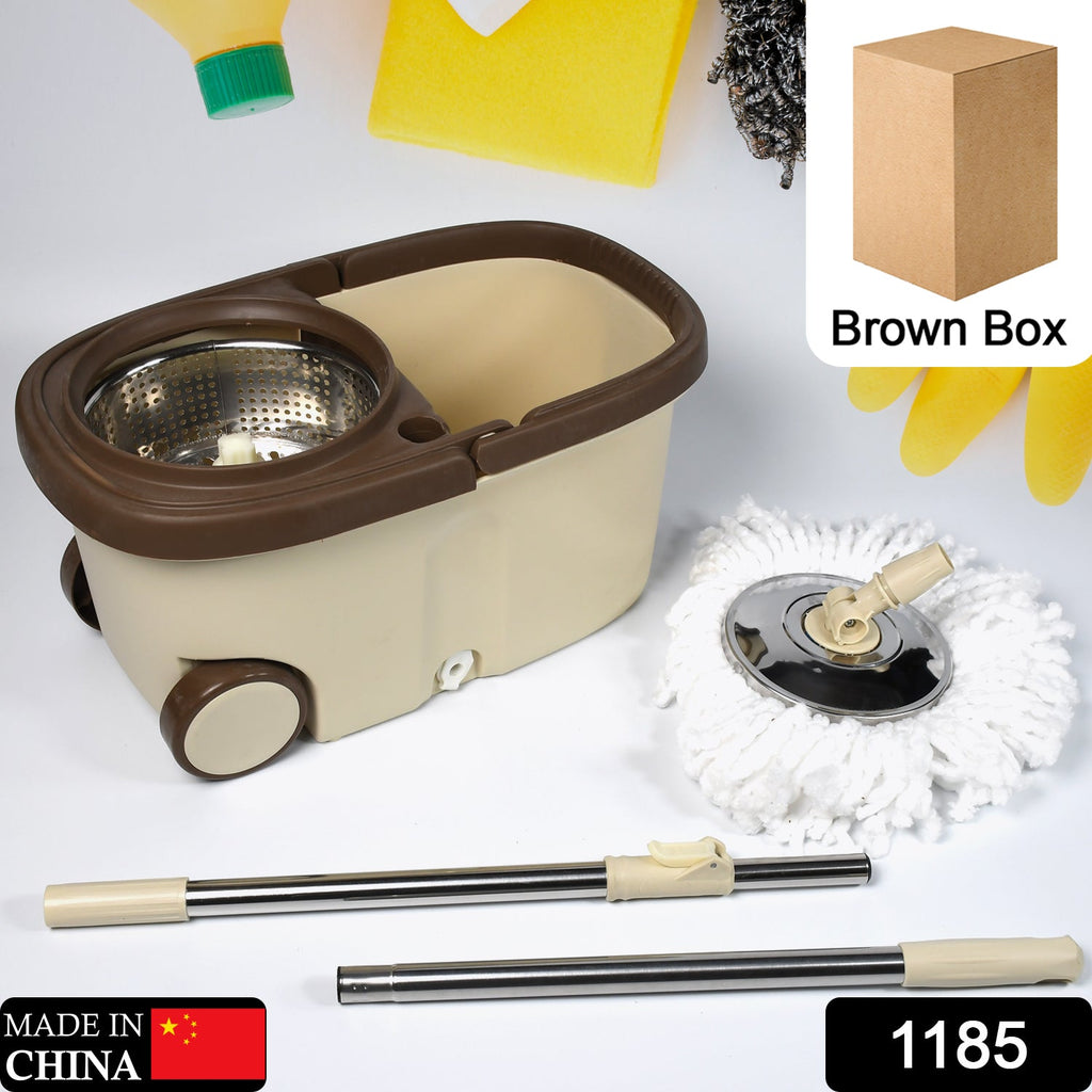 Close-up of the 360° rotating microfiber mop head for thorough cleaning.