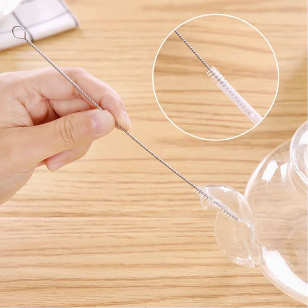 Velvet Wipe straw cleaning brush with water droplets highlighting cleanliness