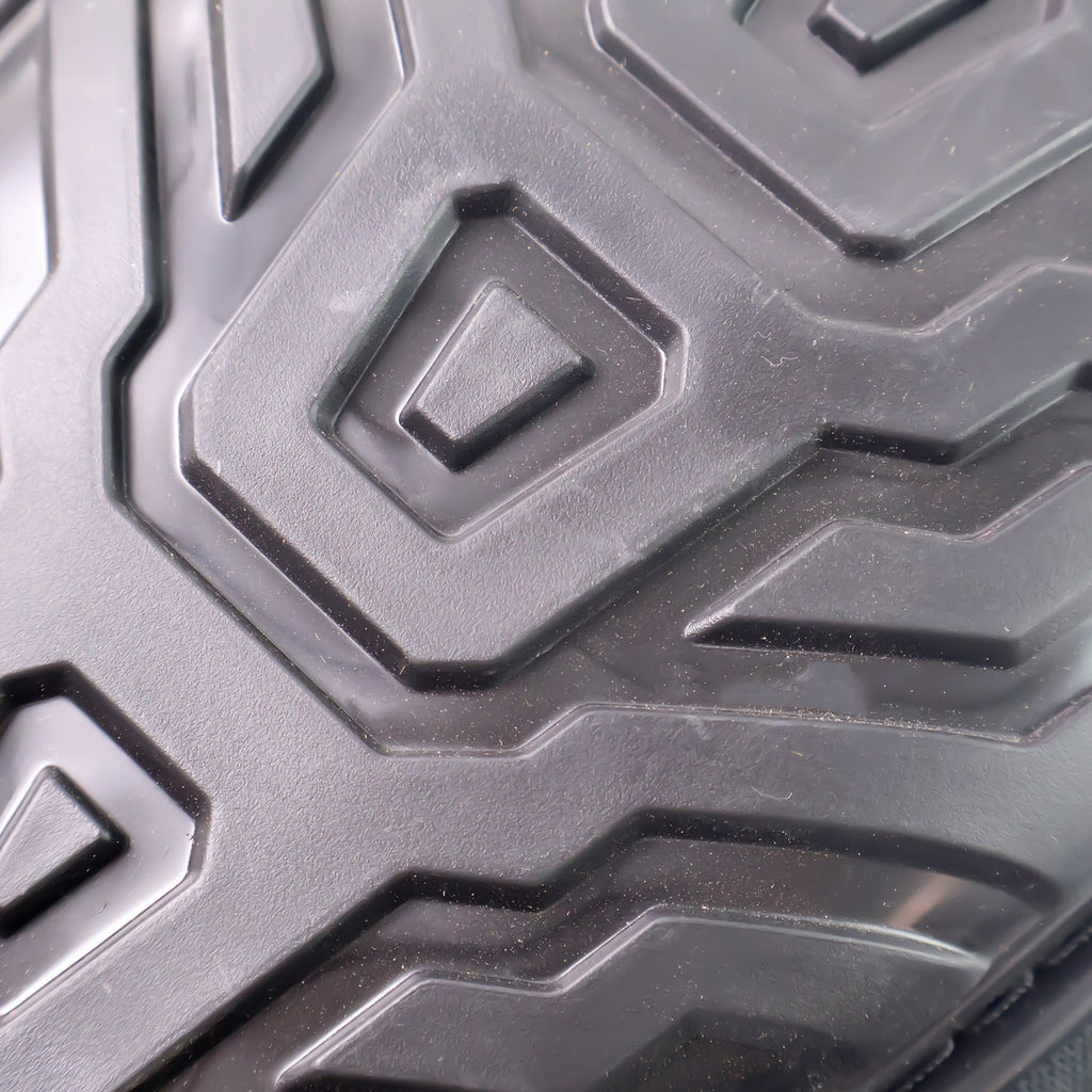 Adjustable heavy-duty knee pad providing safety and comfort during work