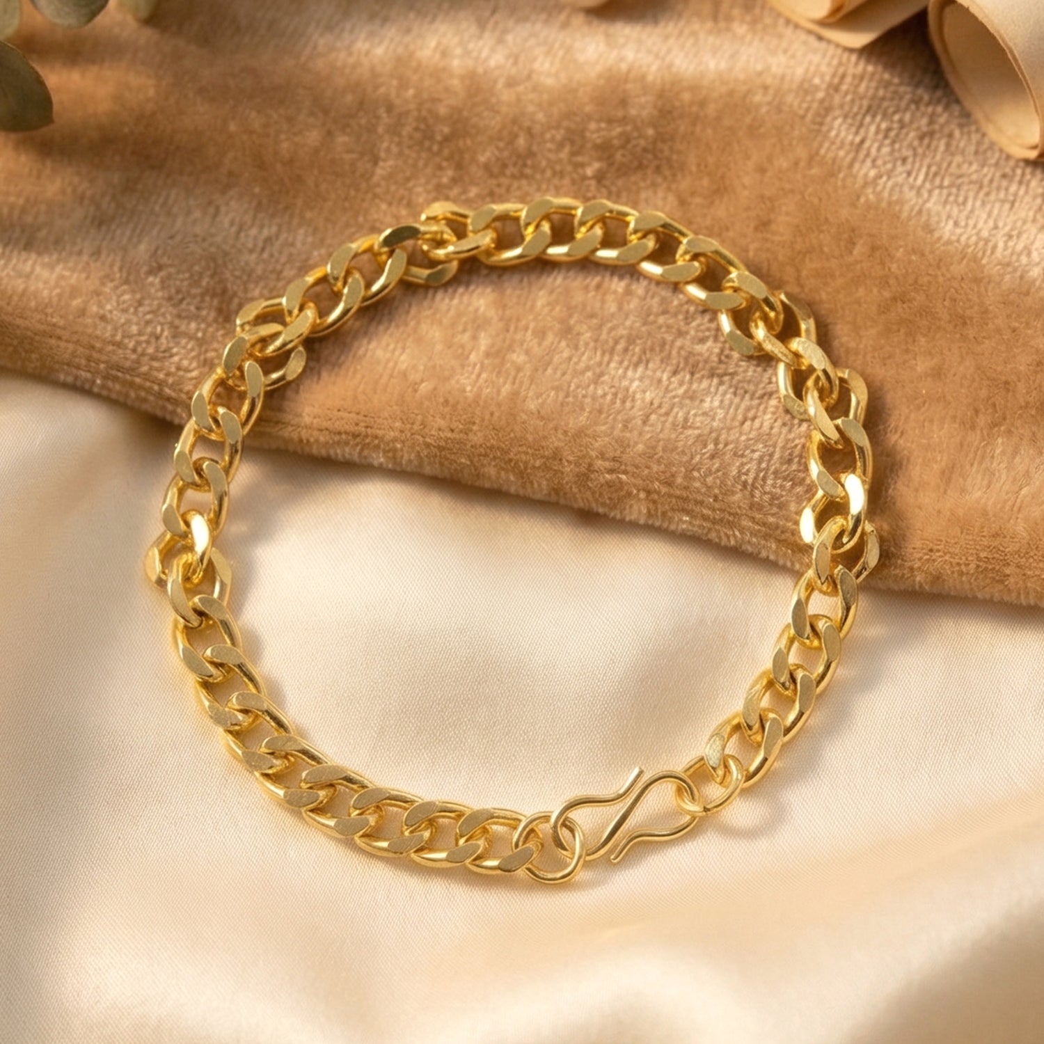 Unisex wrist accessory gold chain link bracelet for casual and formal wear