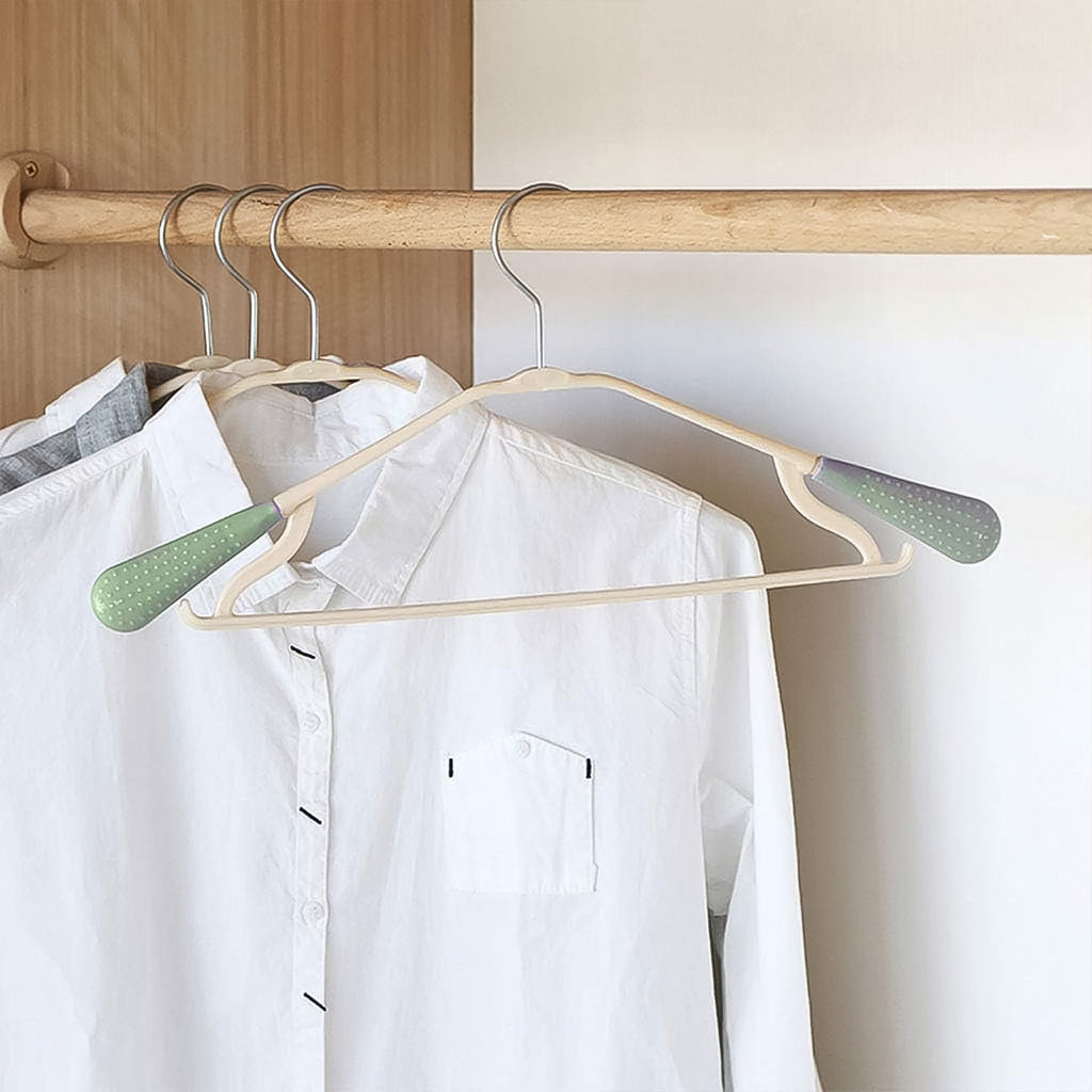 Detail of the non-slip design on the PP space-saving cloth hanger.