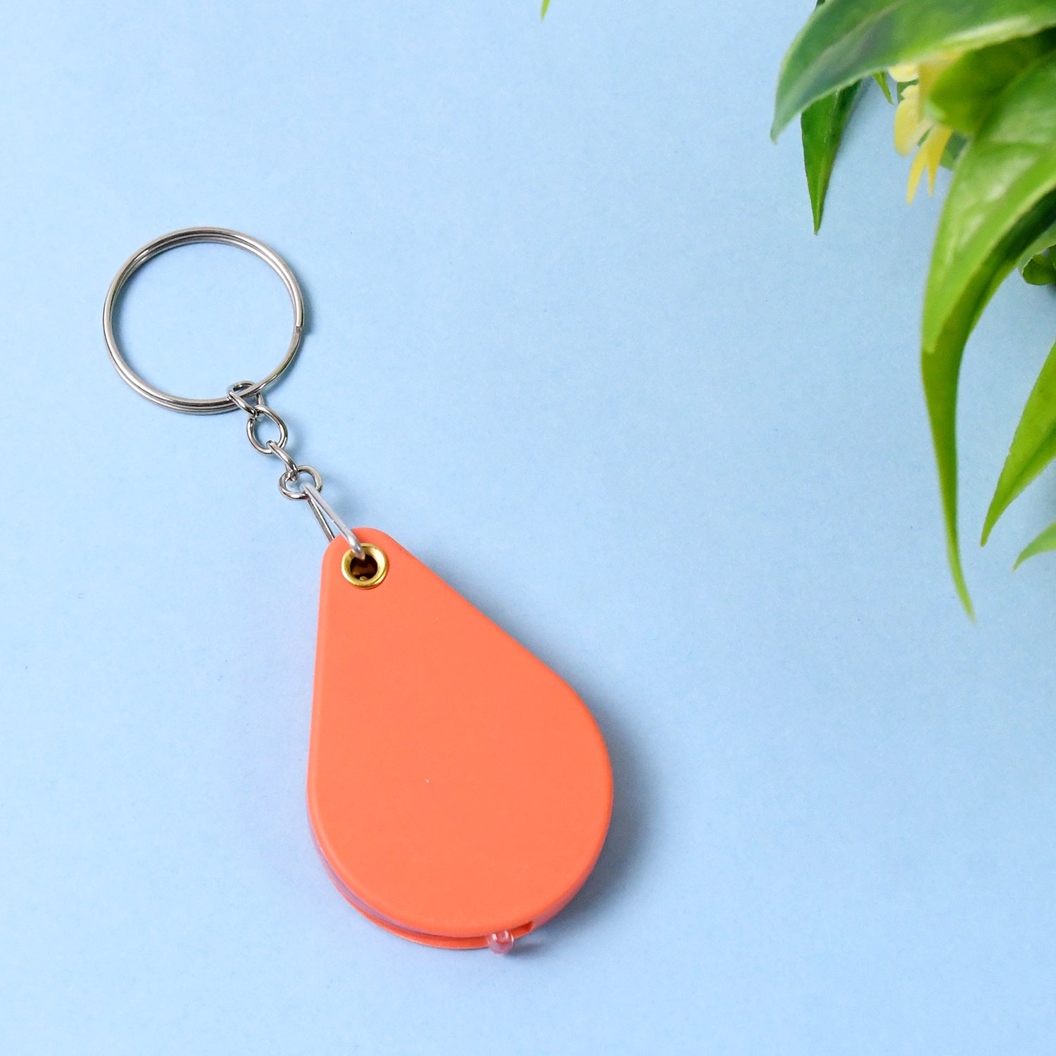 Folded magnifying glass keychain with protective casing closed