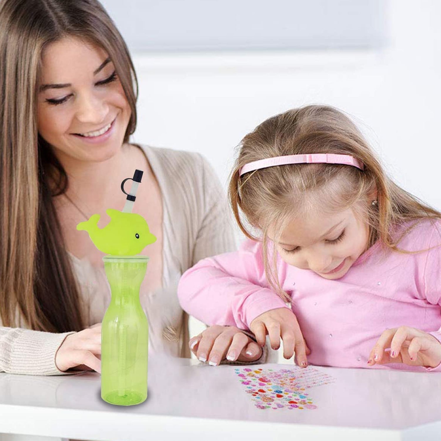 Ergonomic design of the animal shape sipper bottle, making it easy for kids to hold.