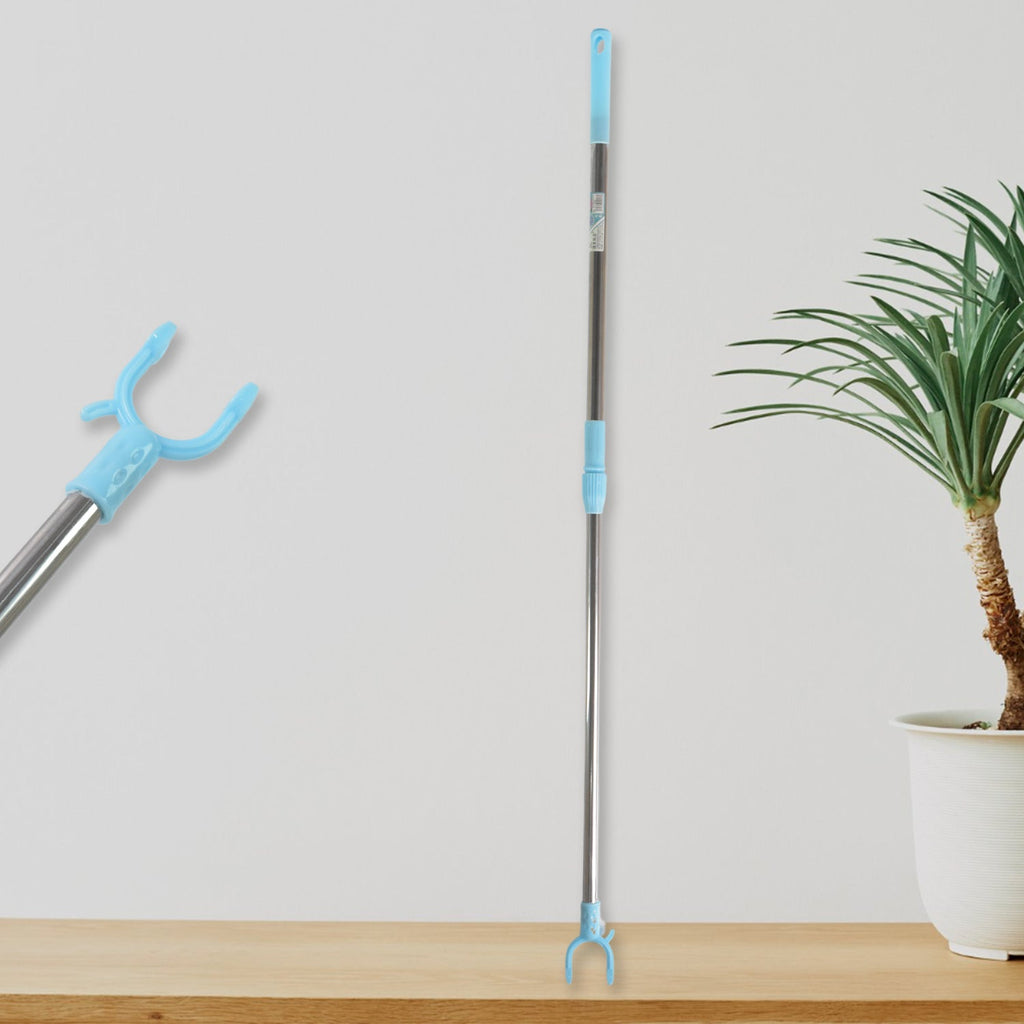 Detailed view of the easy-grip handle and locking mechanism of the pole.