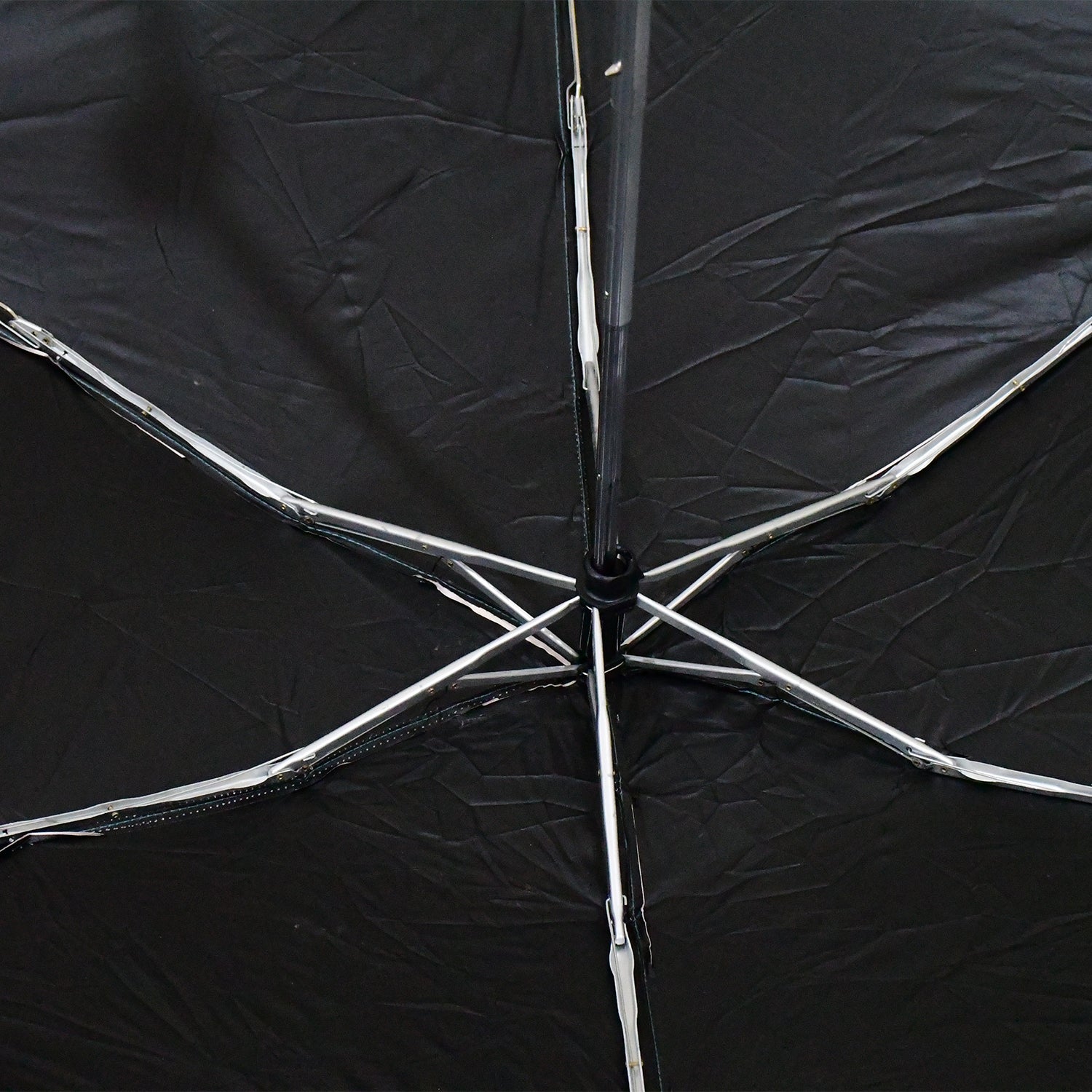 Ergonomic handle of the DrizzlePro foldable umbrella, designed for comfortable grip.