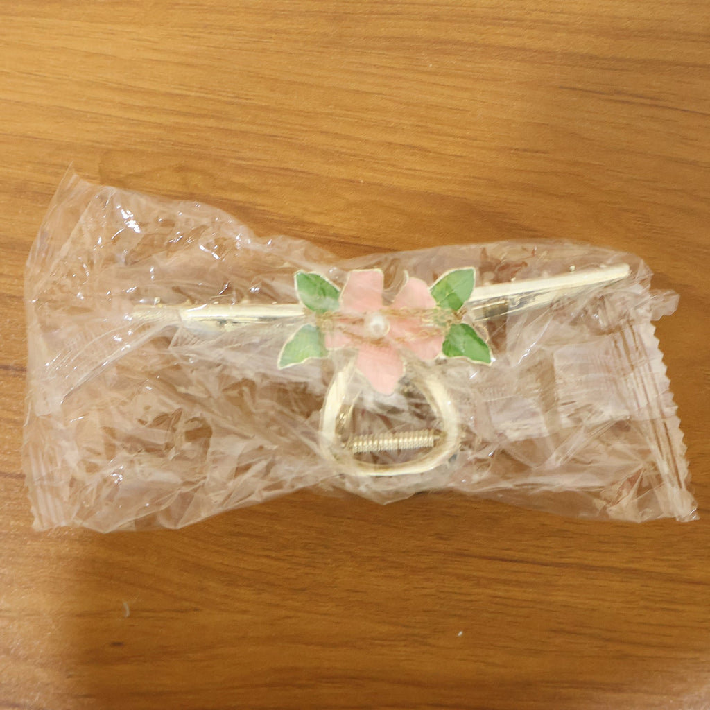 Fashionable floral pearl hair claw clip accessory