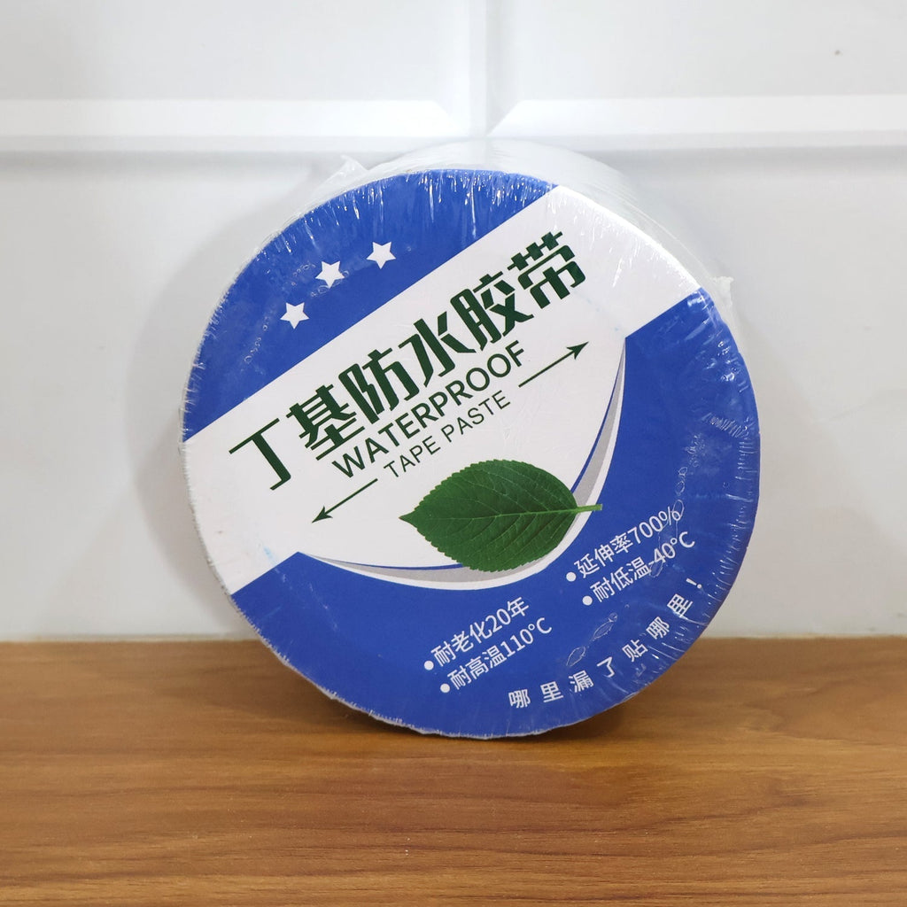 Reflective aluminium foil duct tape roll showcasing its 0.8mm thickness.