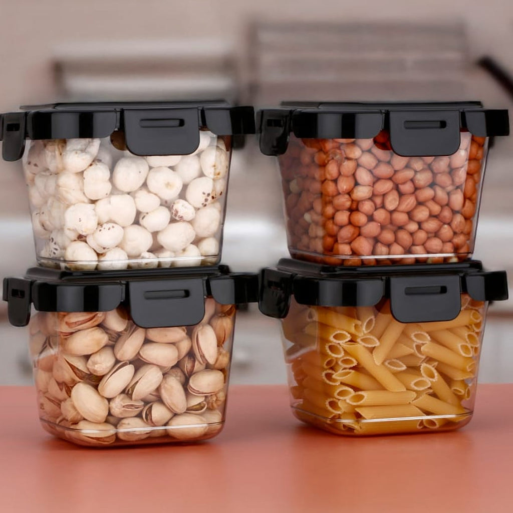 Clear 500ml plastic food container with a secure blue lid, showcasing its fresh-keeping ability.