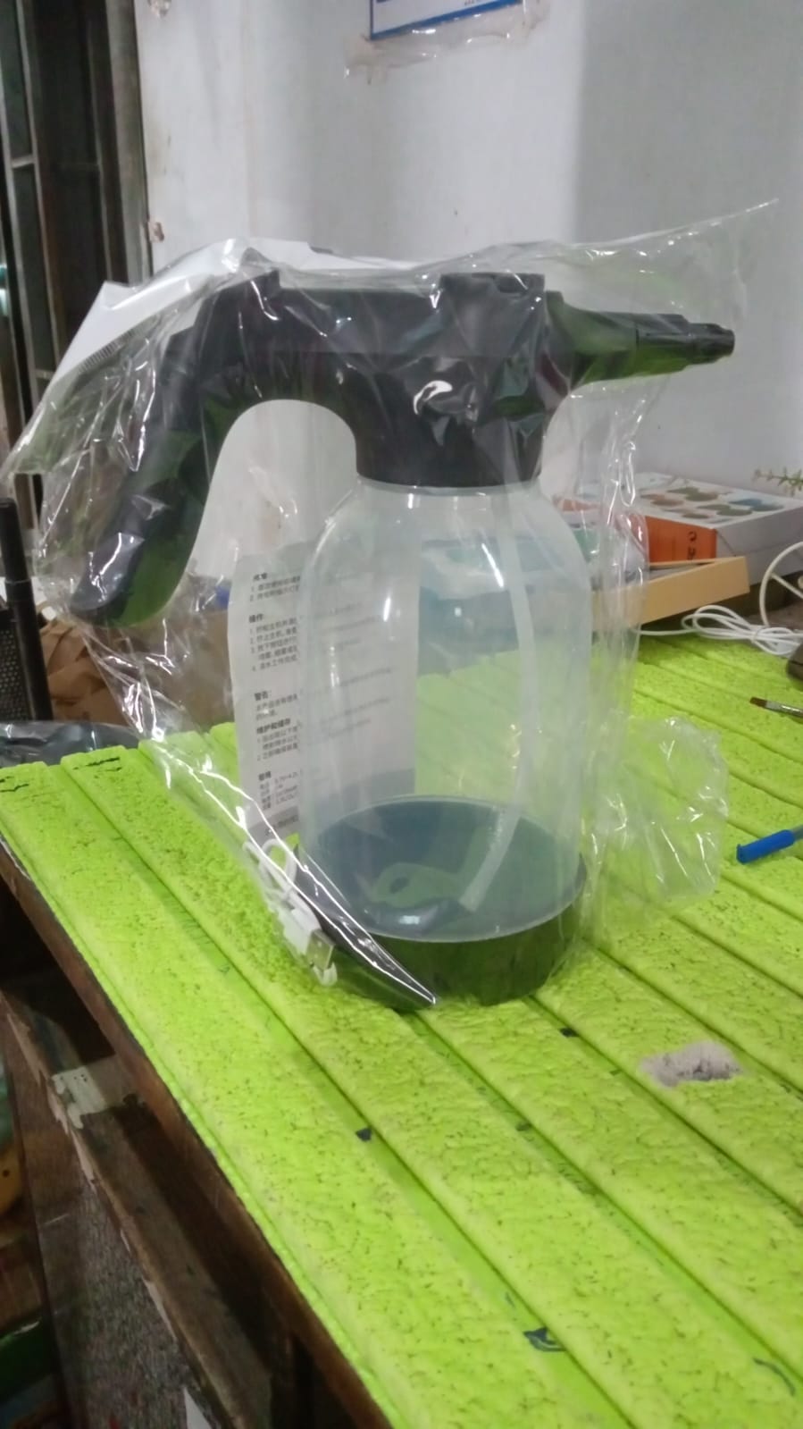 Side view of the 2L electric garden spray bottle in a garden setting.