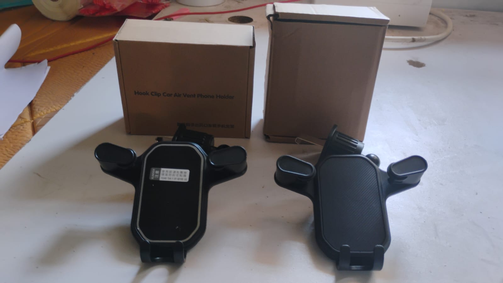 Car mobile holder with one-hand operation mounted inside car cabin