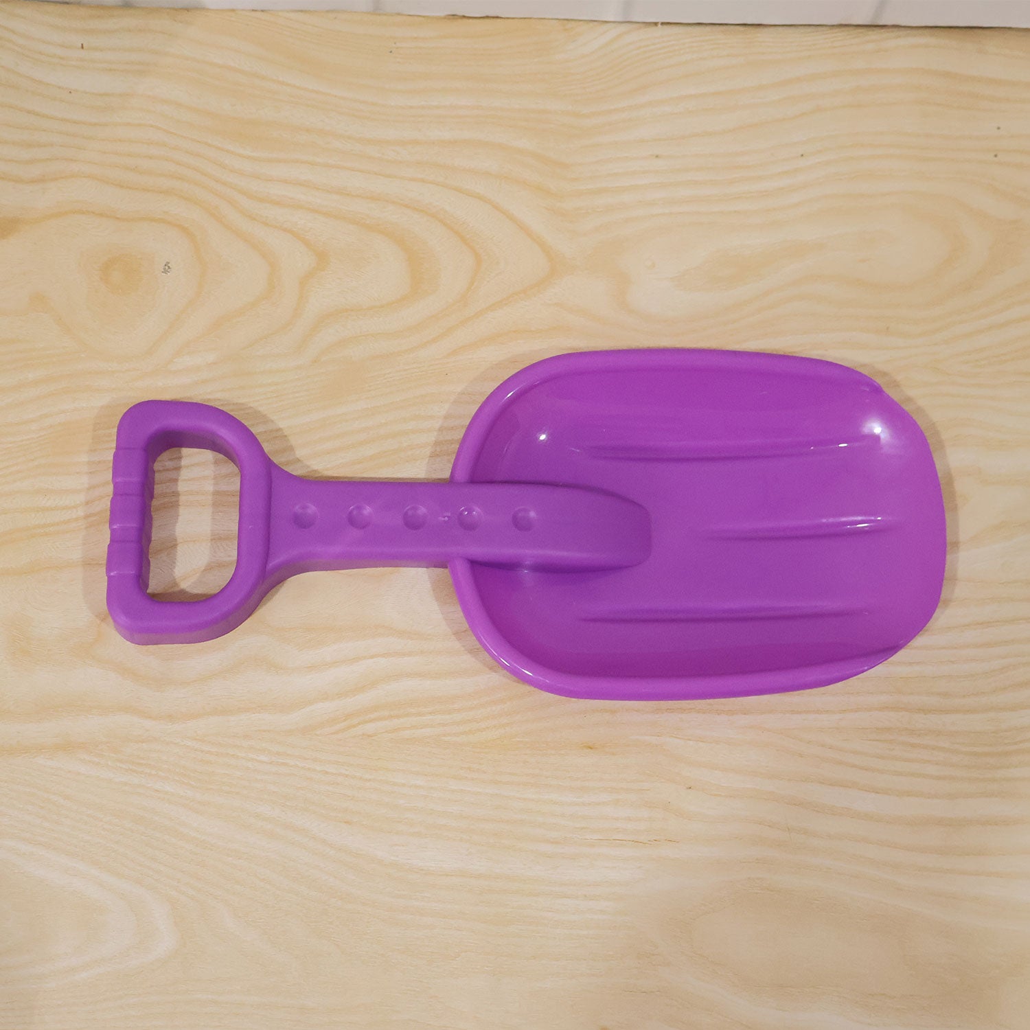 Sand scoop toy for kids' beach and sand play activities