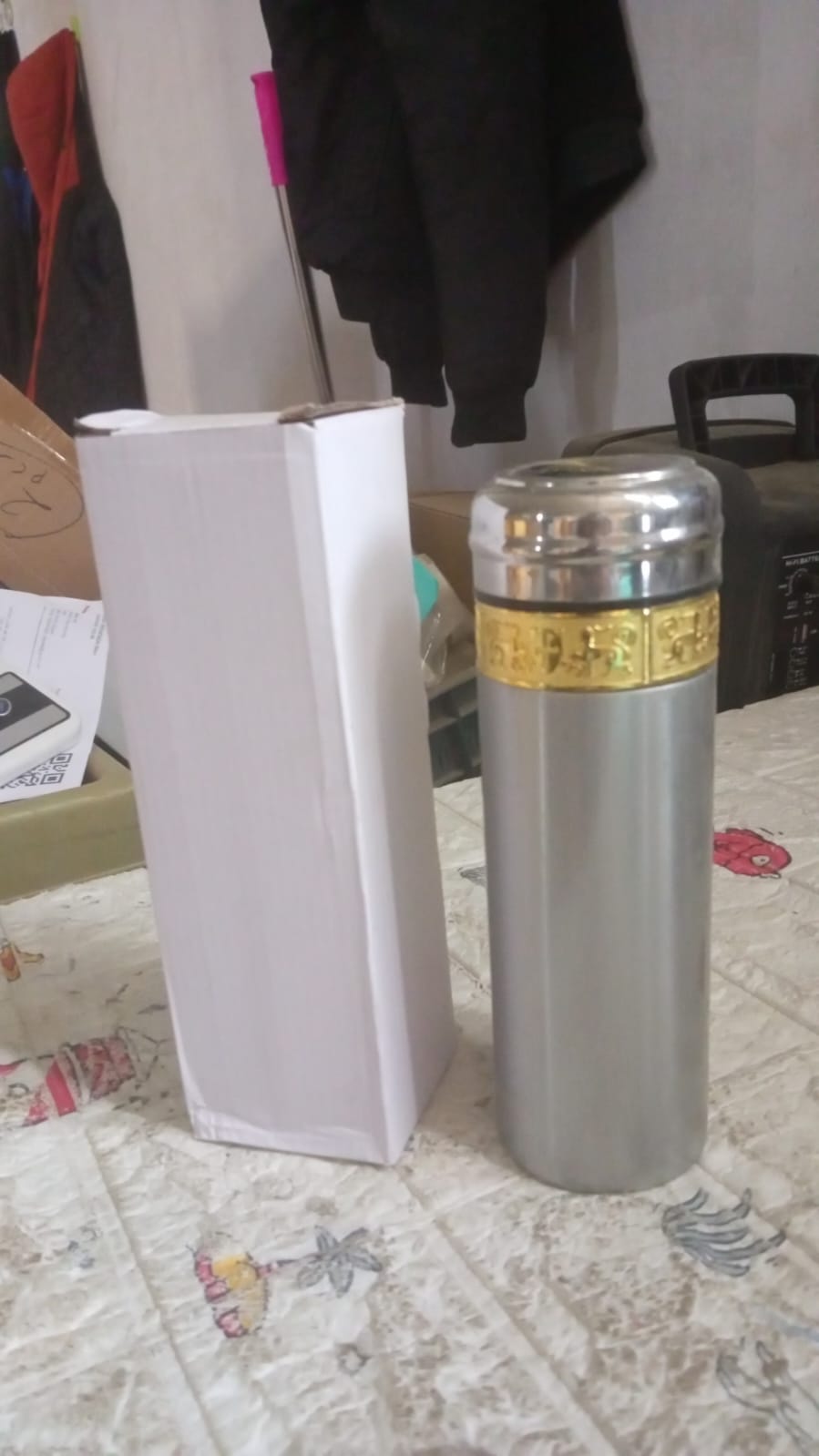 The wide mouth opening of the stainless steel water bottle, making it easy to clean and fill.