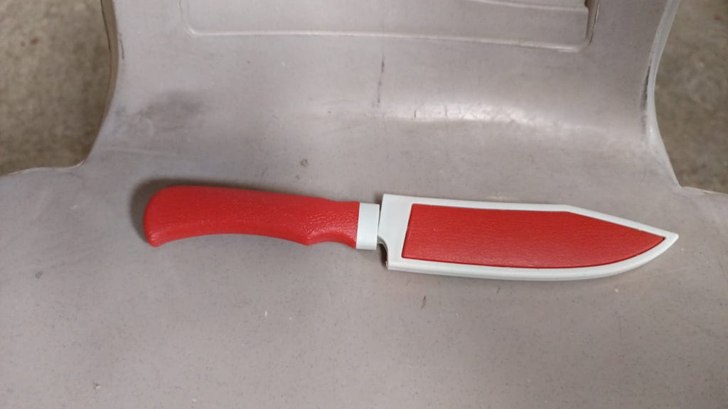 The lightweight ceramic kitchen knife with its essential blade guard.