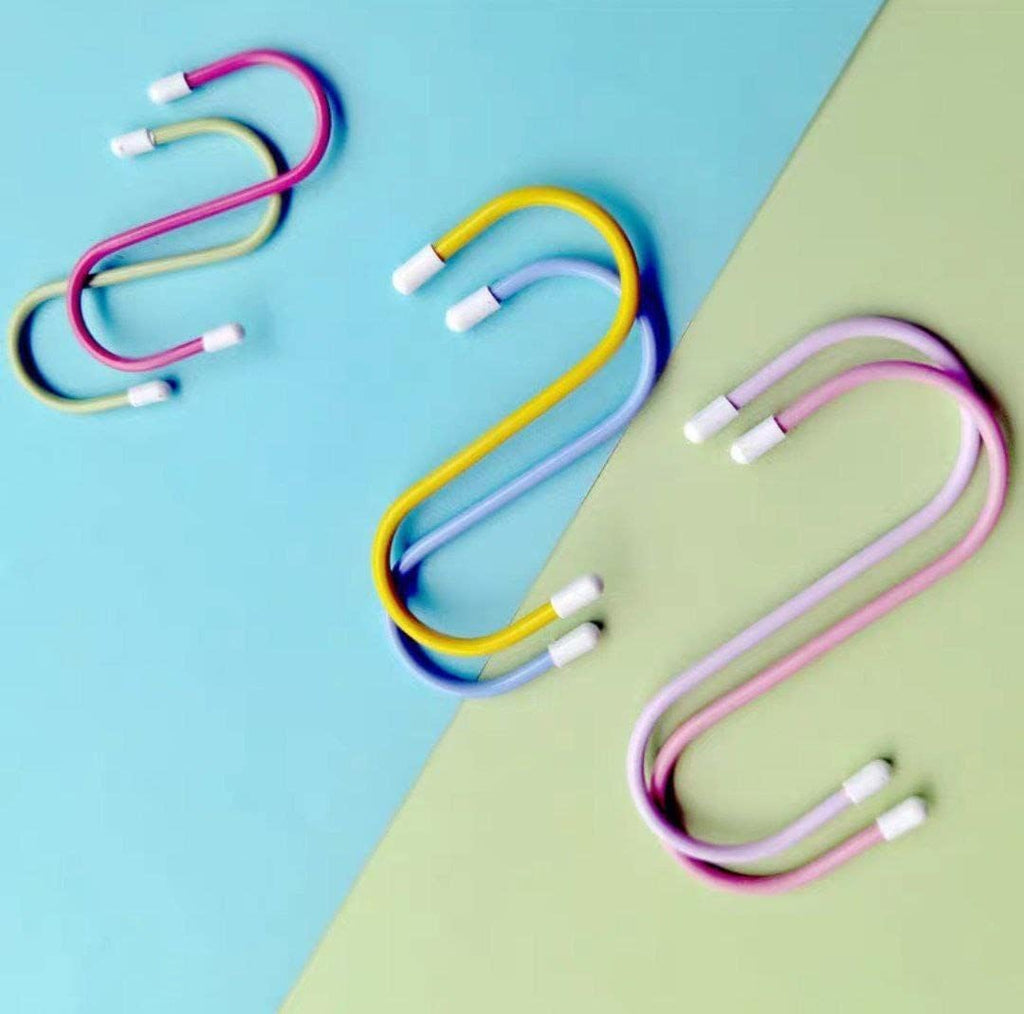 Dimensions of the S hooks metal illustrated, highlighting their ergonomic and functional size.