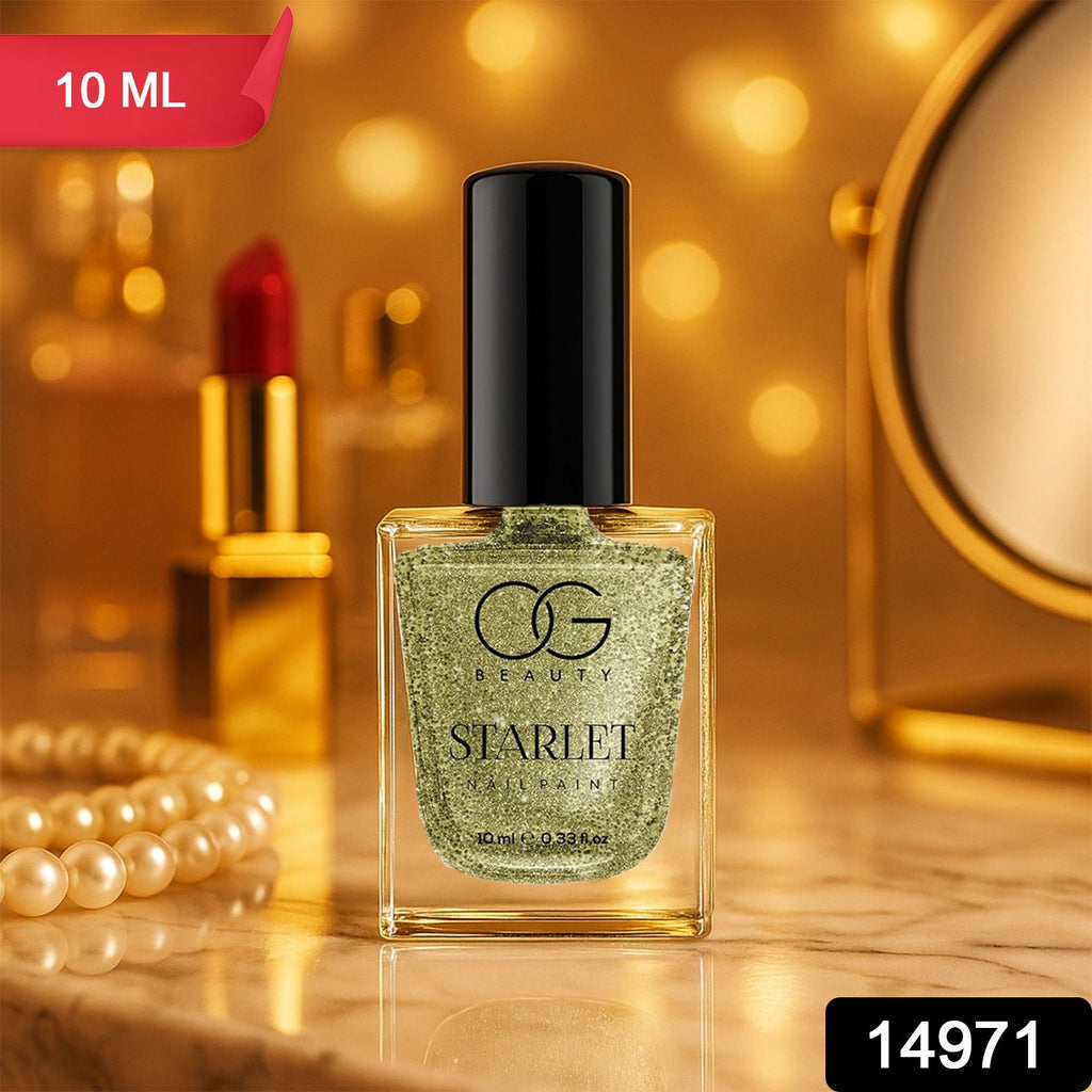 Golden glitter effect of the starlet nail polish on nails