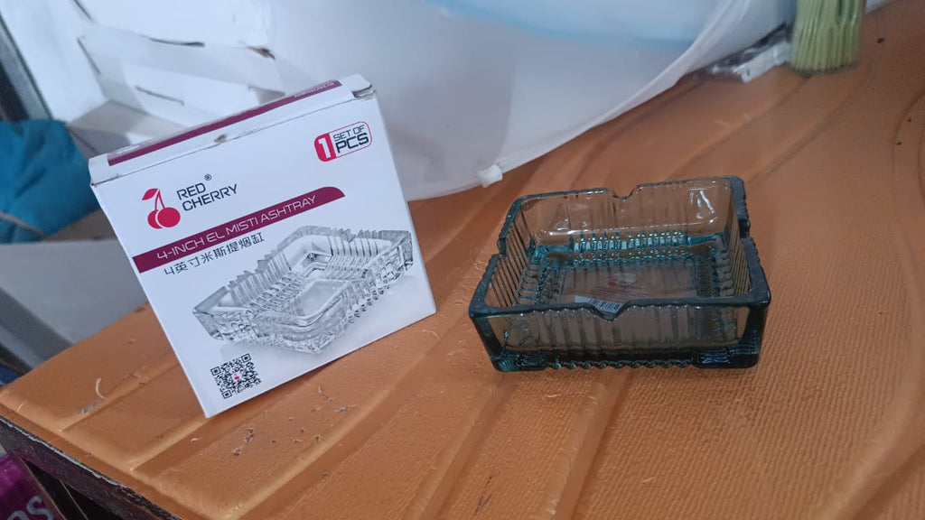 Packaging of the Styleva glass ashtray, ensuring safe delivery.