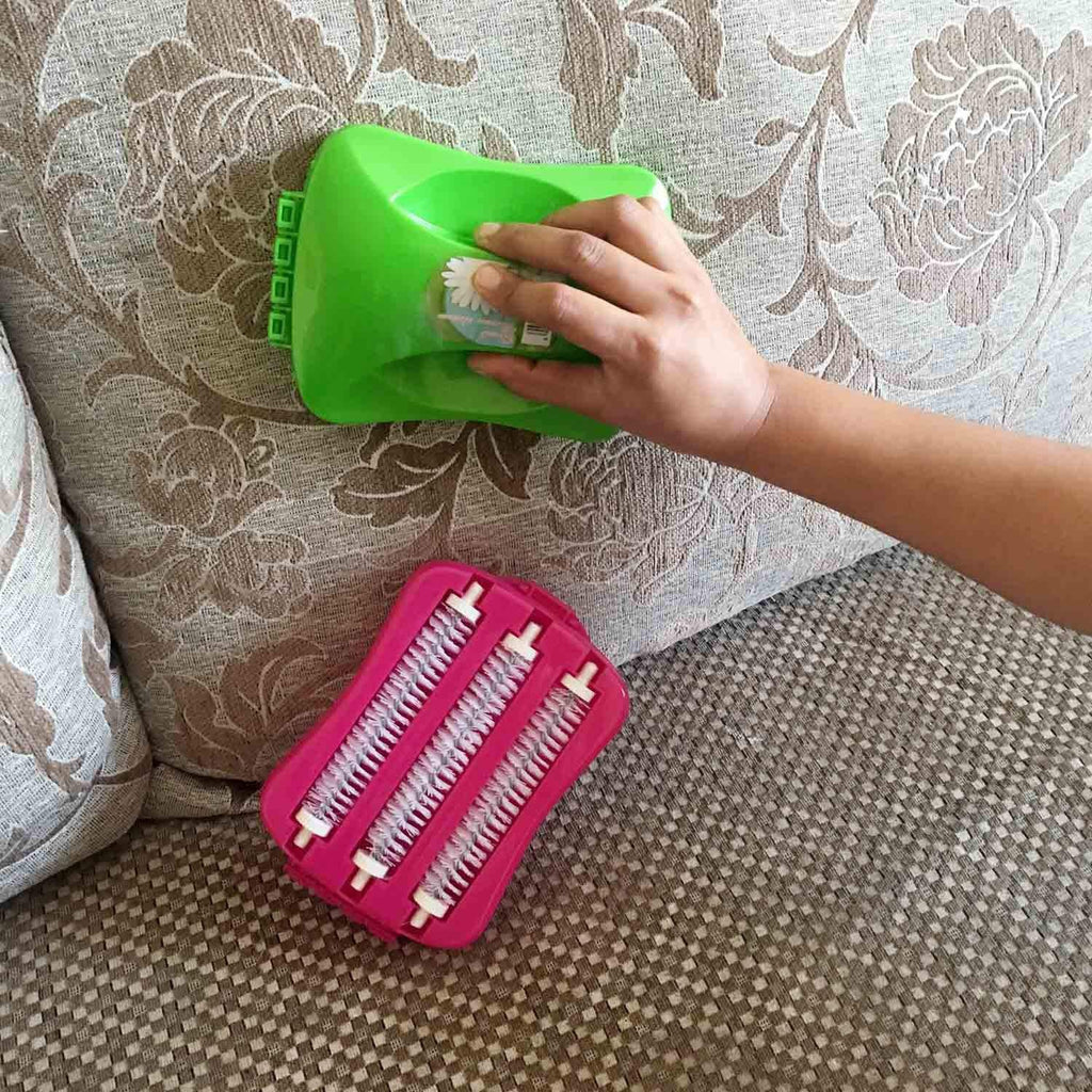 Close-up of the push-button dust crumb collector on the carpet roller for easy emptying.