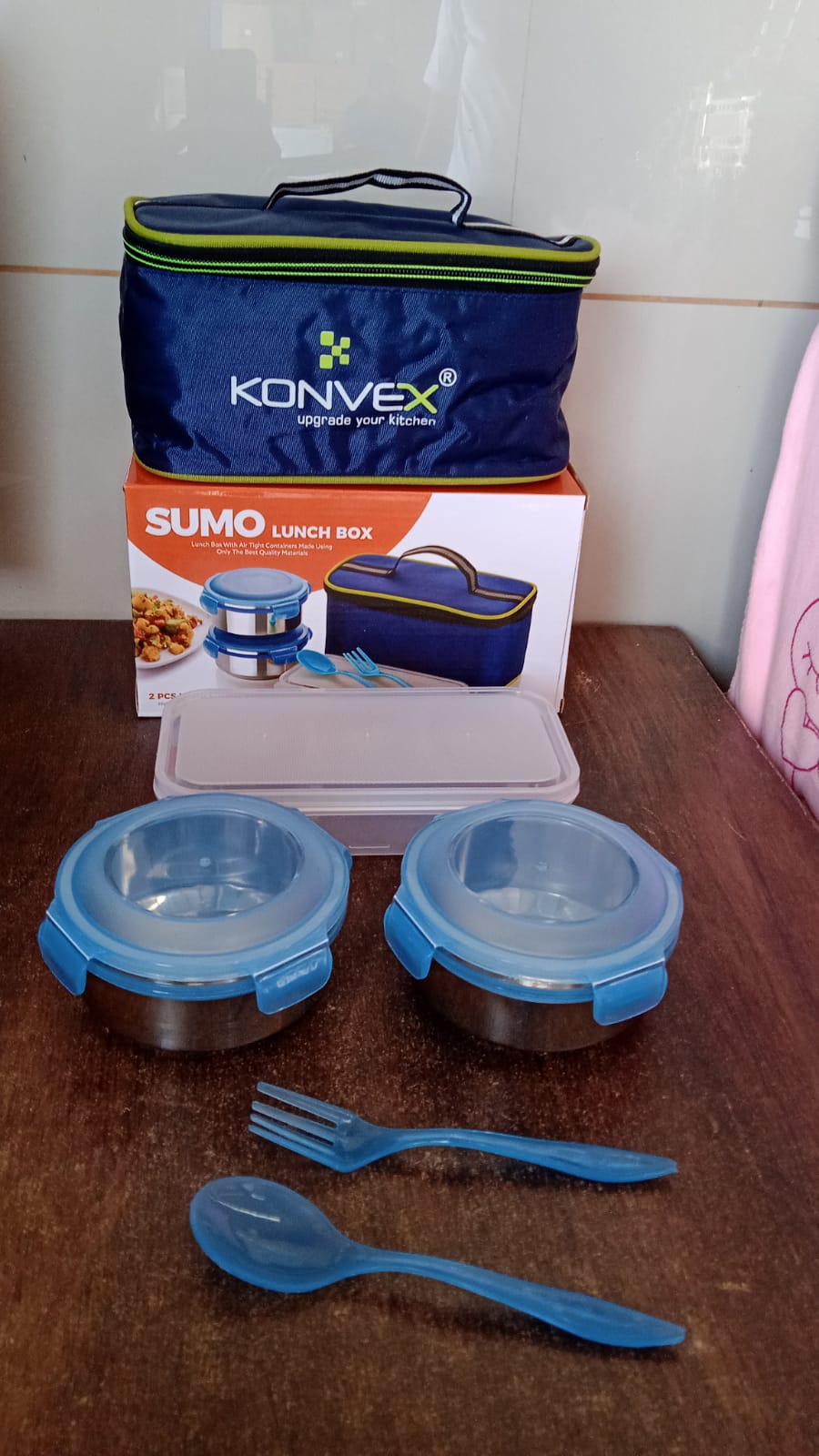 The insulated fabric of the Konvex lunch bag providing optimal temperature retention for your meals.