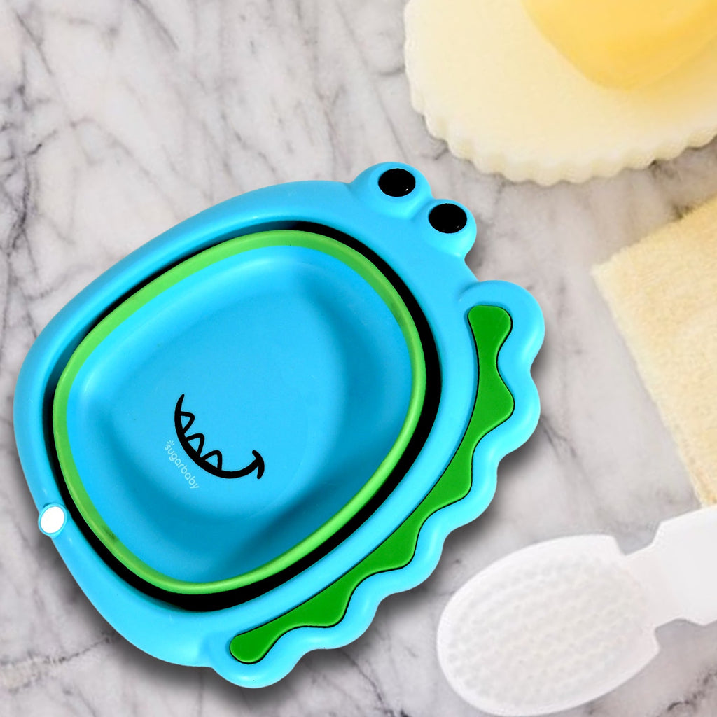 Close-up of the lightweight and durable frog-shaped foldable baby wash basin material.