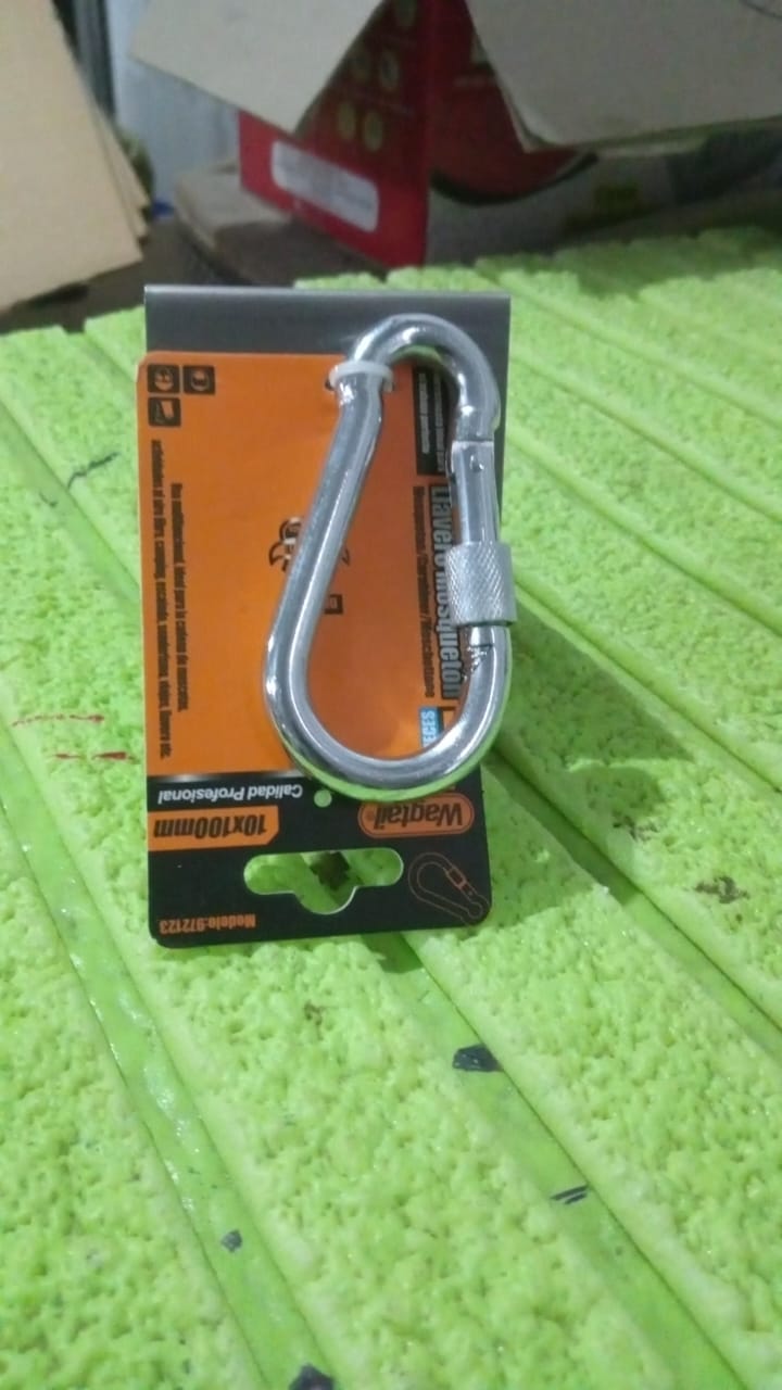 Detailed view of the snap hook's robust spring mechanism.