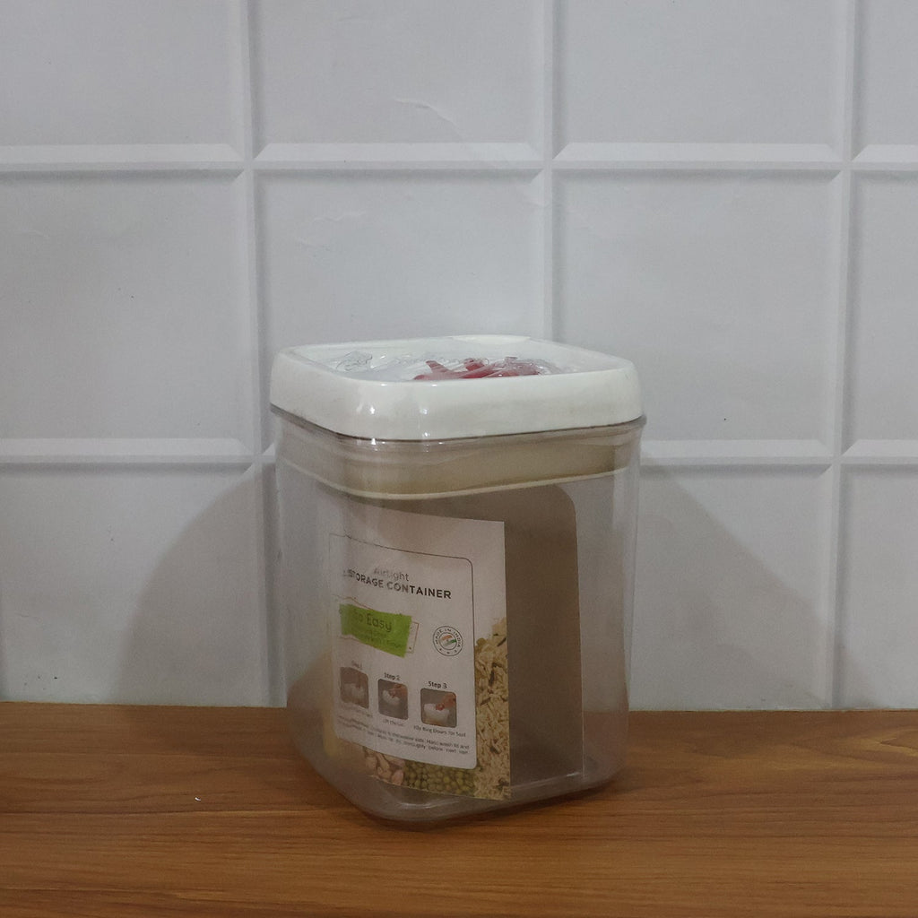 Space-saving durable transparent food storage container with airtight lid