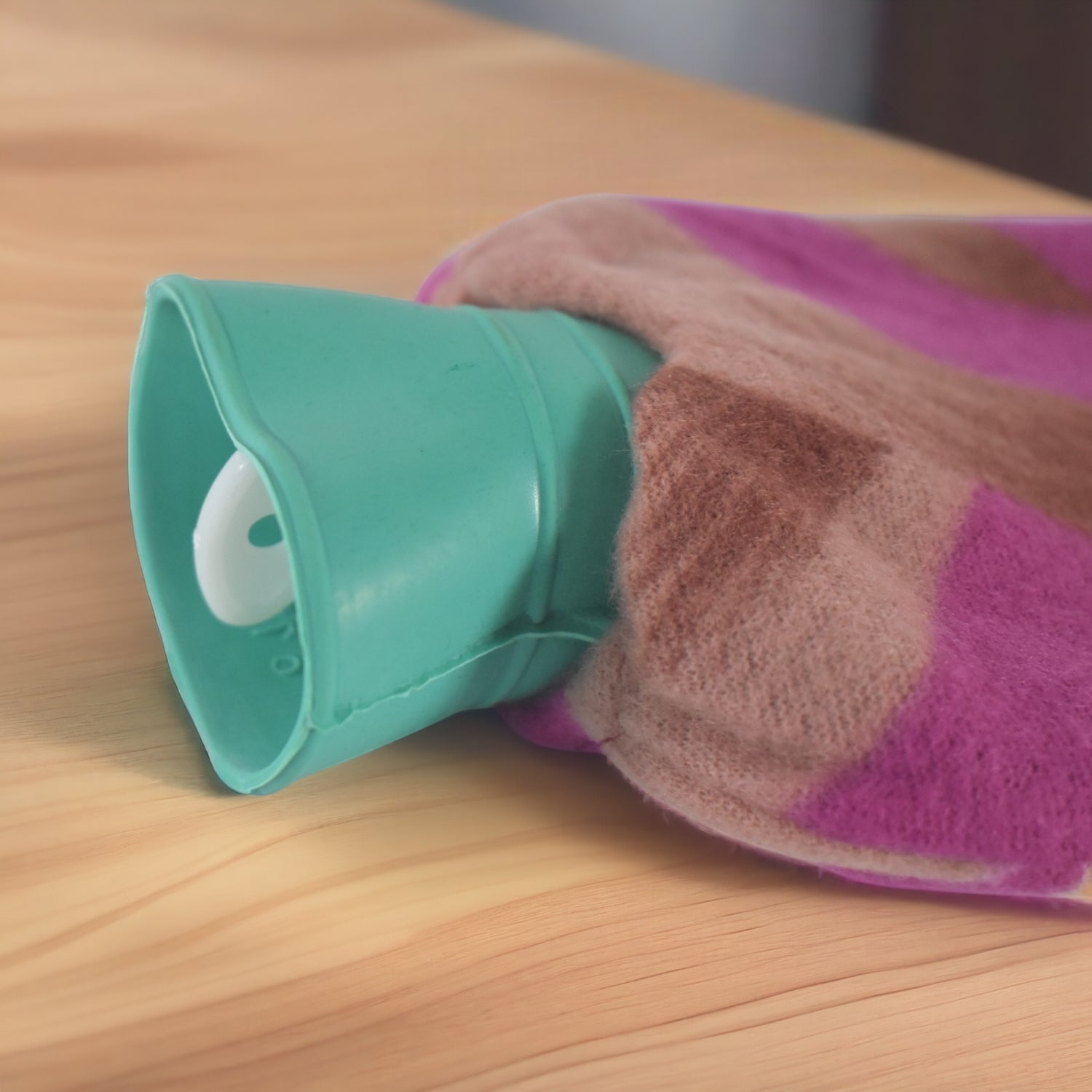 Safe and easy-to-clean rubber hot water bottle bag with leakproof design