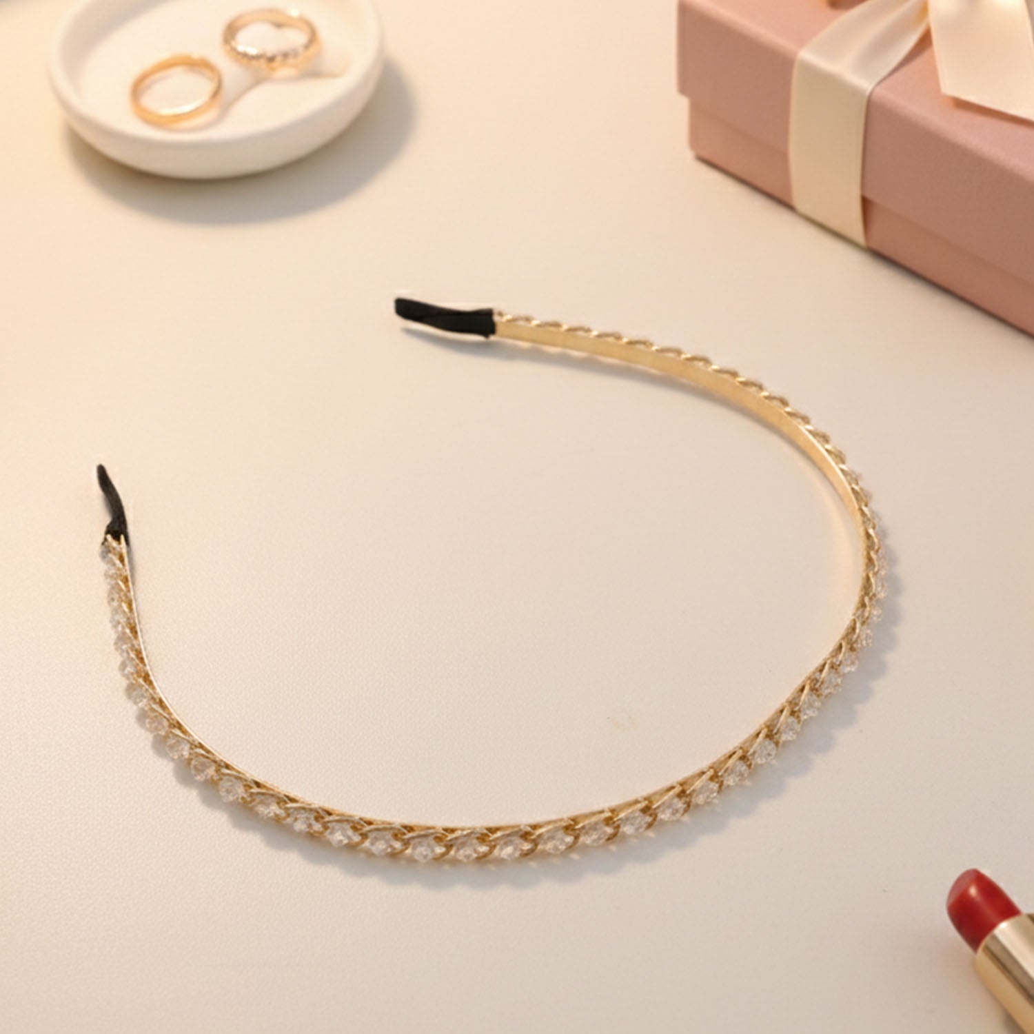 Trendy metal hair band with shining crystal stones