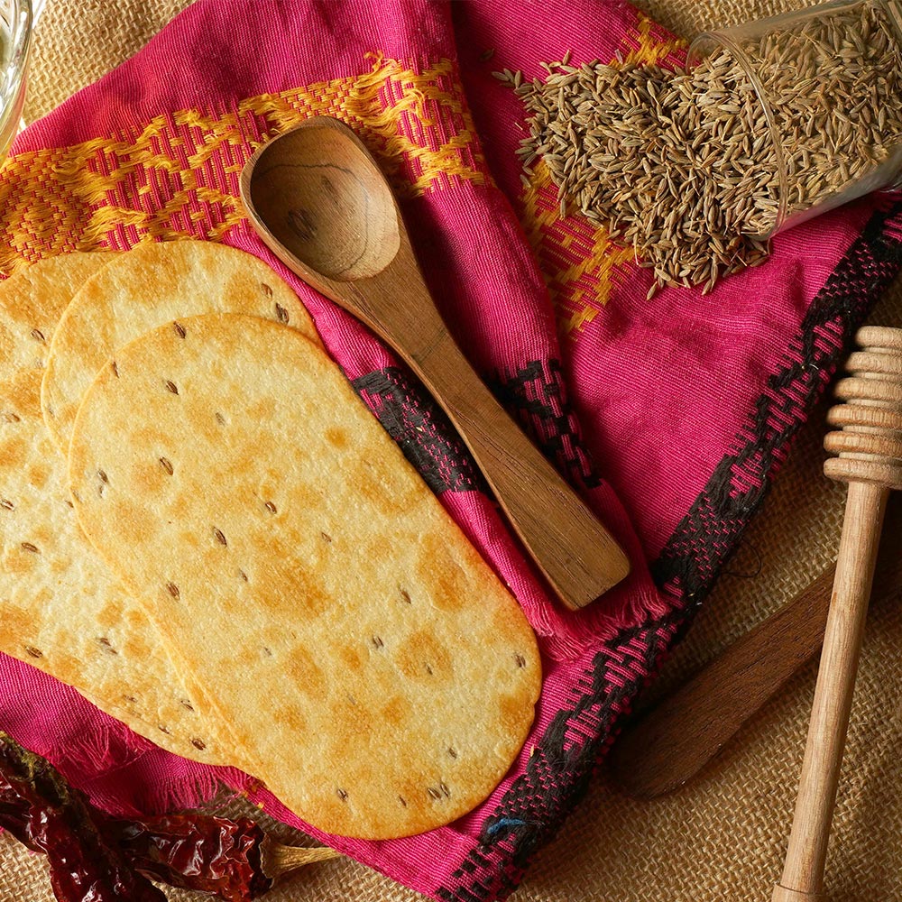 Close-up of Maniarr's Bajri Mini Diet Thins, showing their crunchy texture.