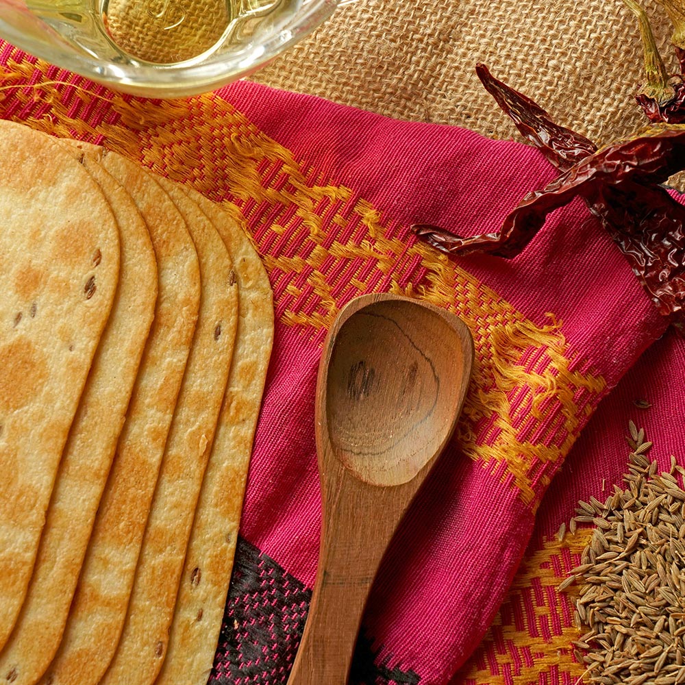 Maniarr's Bajri Mini Diet Thins arranged on a plate, ready for a healthy snack.