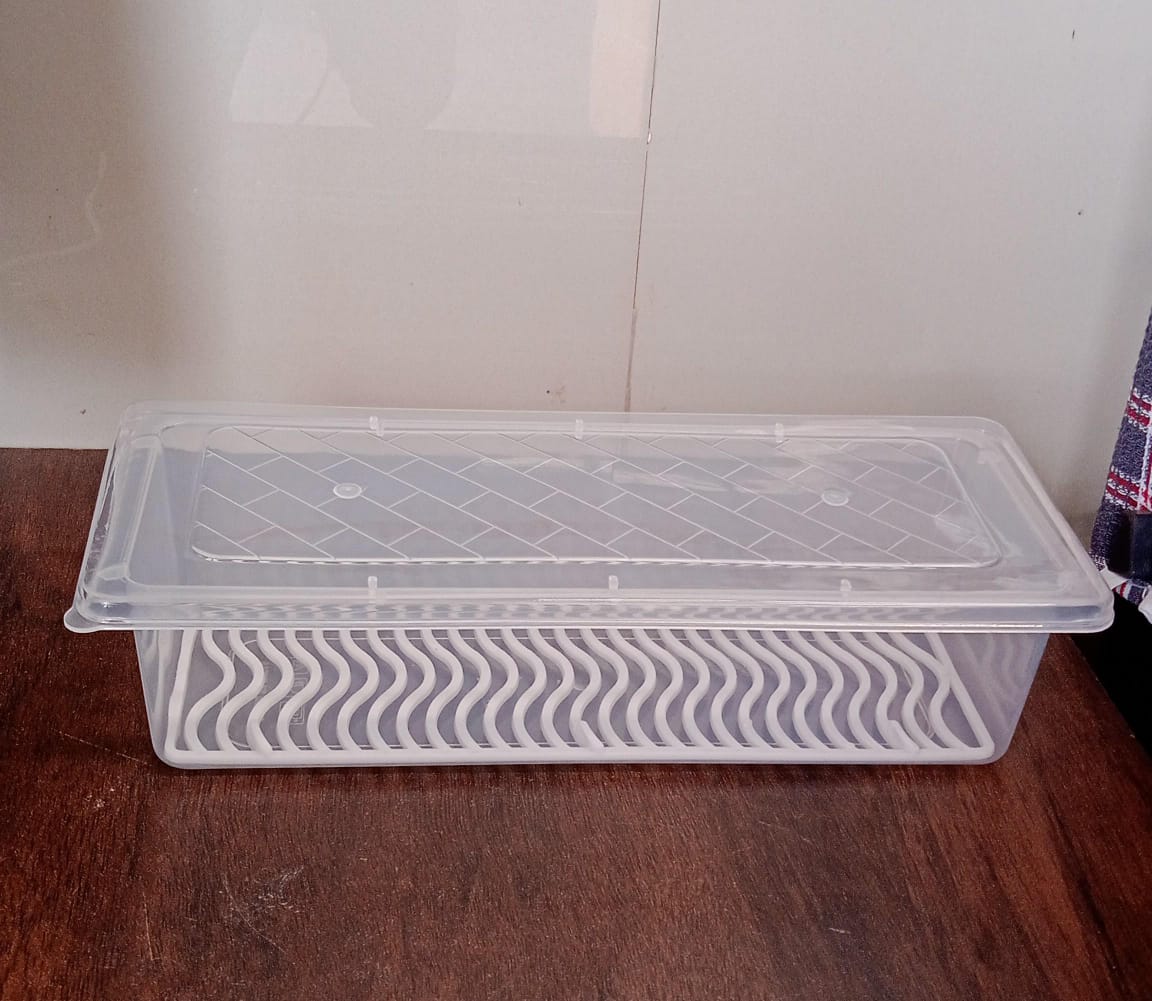 Side profile of the 1500ml food storage container, highlighting its compact design.