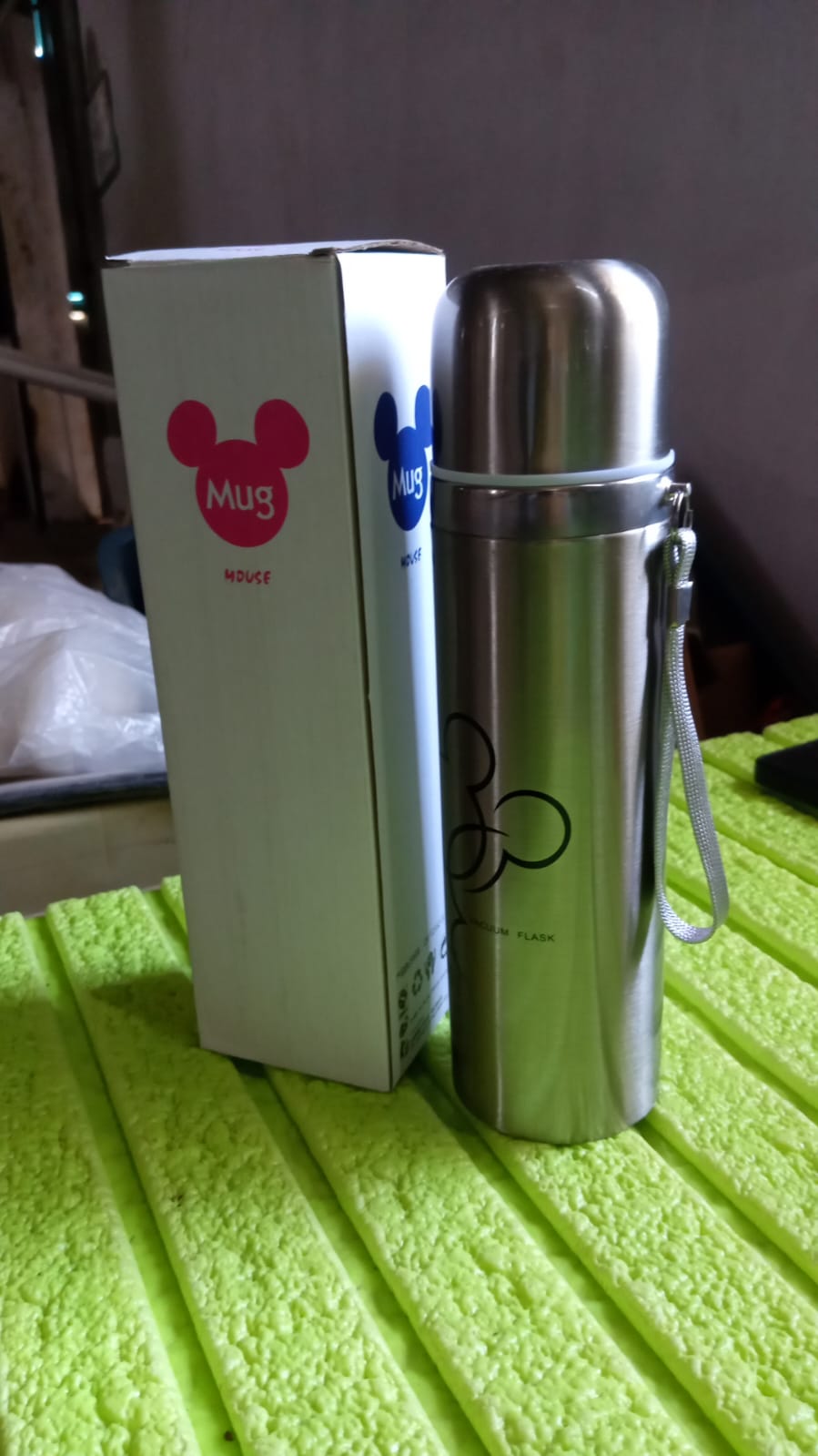 The sleek silver finish of the 500ml stainless steel water bottle.