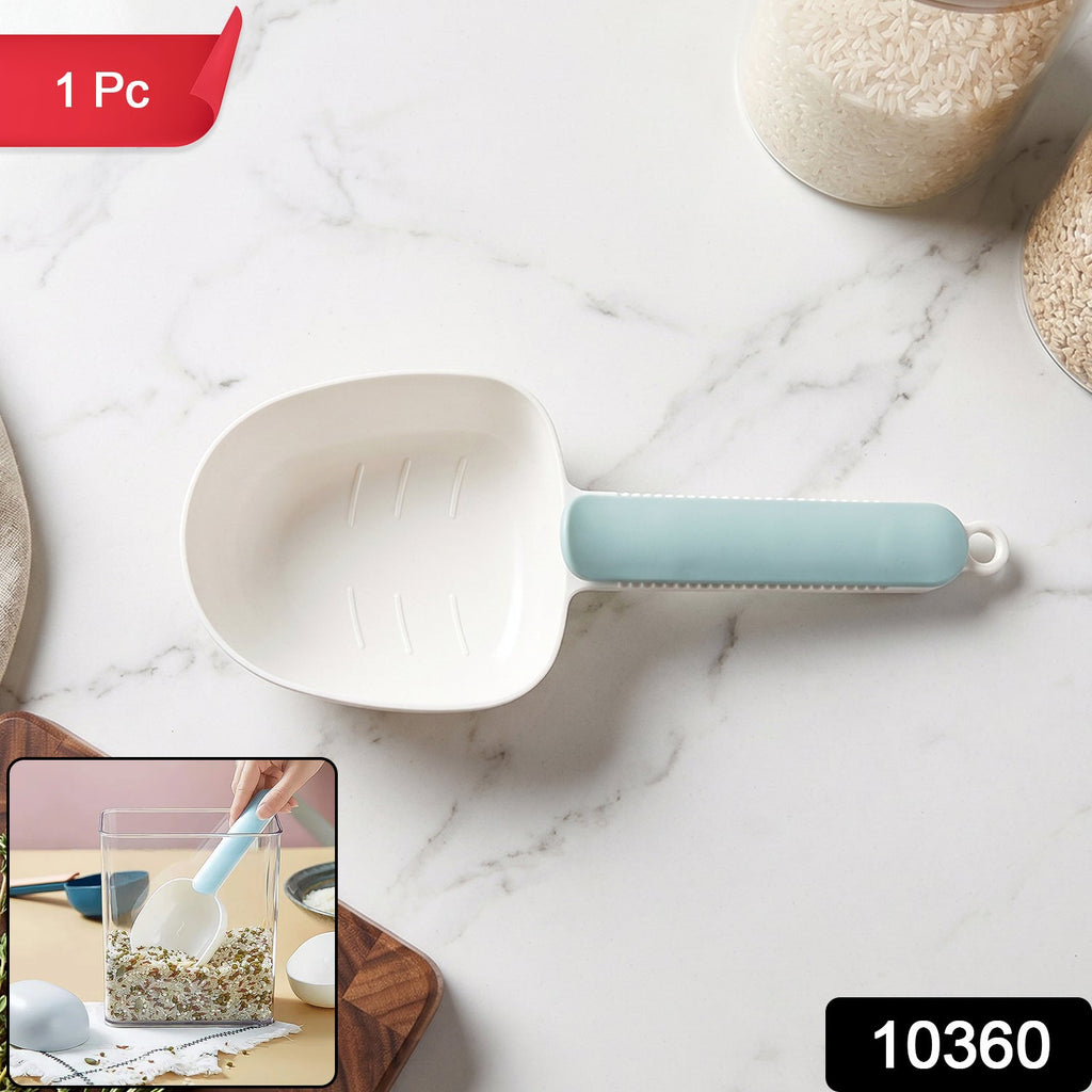 Close-up of the ergonomic handle and integrated bag sealing clip of the plastic measuring spoon.